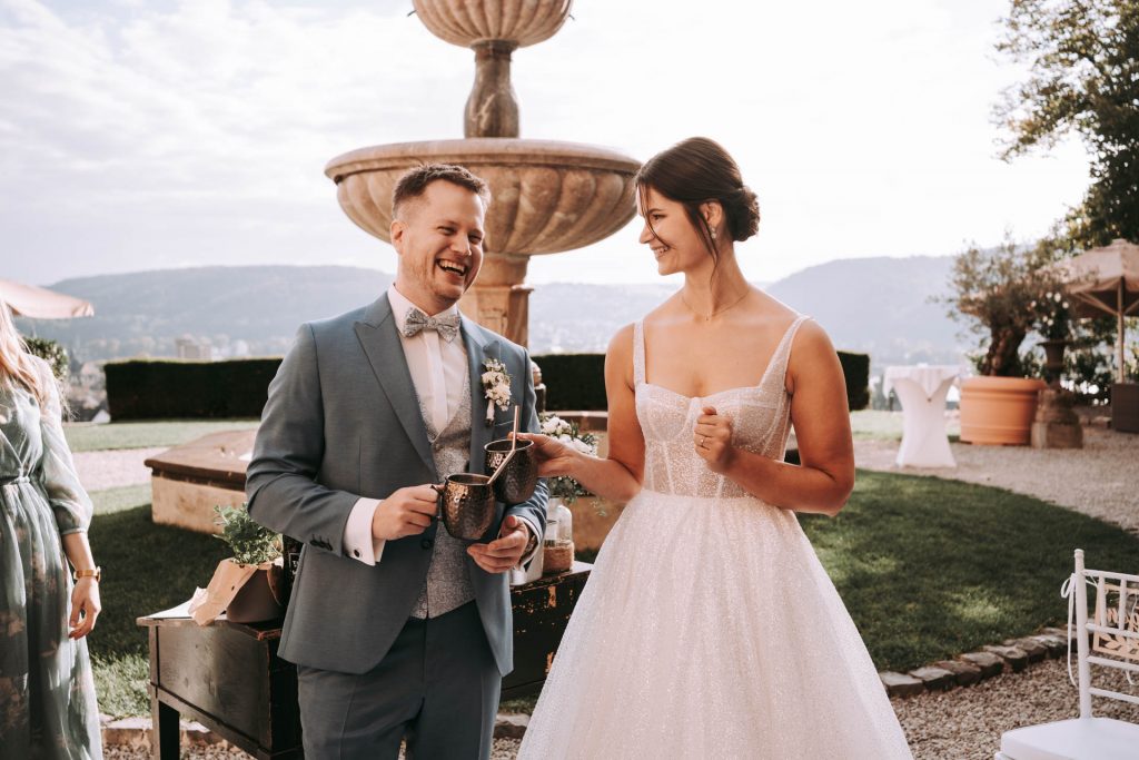 Lachendes Brautpaar bei der Freien Trauung auf Schloss Arenfels